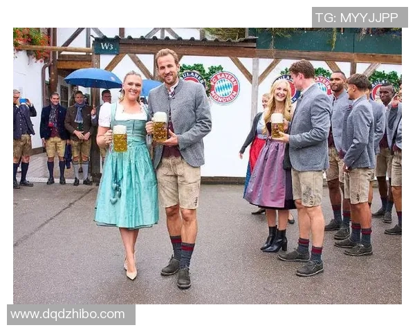 凯恩与妻子共享啤酒节欢乐时光为这一周的美好回忆添上完美句号 凯恩与妻子共享啤酒节欢乐时光为这一周的美好回忆添上完美句号