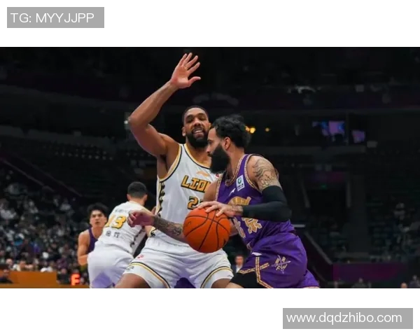 奥卡福进球瞬间意外出现沙滩球引发热刺球迷热议