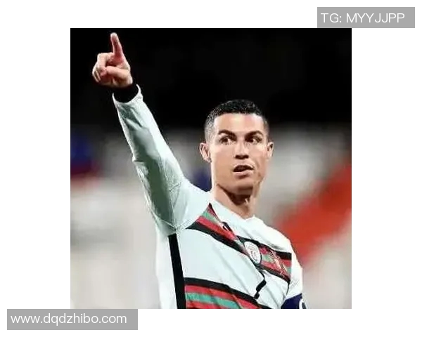 C罗单刀挑射被扑裁判判越位引发争议球迷热议比赛判罚