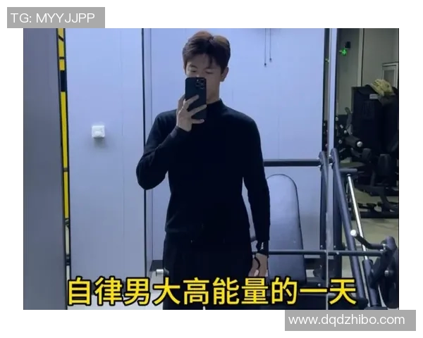 艾顿分享黑皮衣帅照展现独特魅力自律成就与众不同的能量